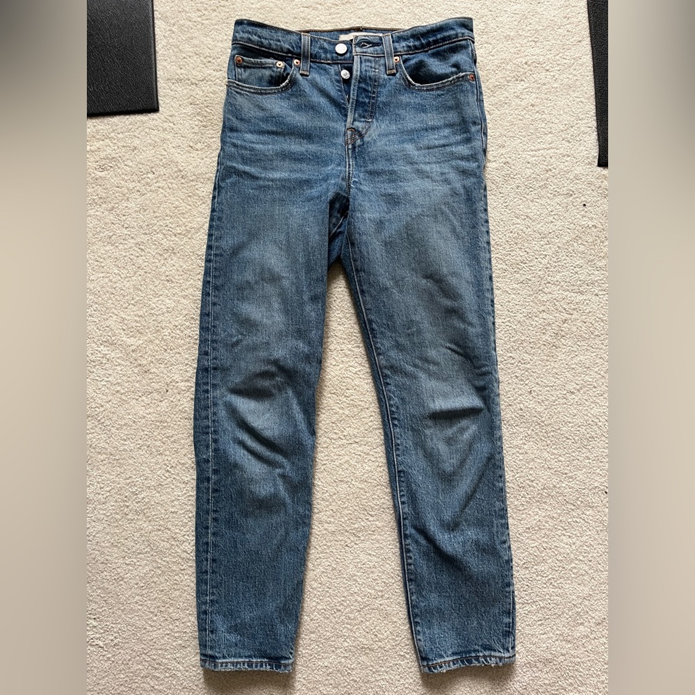 Like-New Levi’s Wedgie Icon Jean 💙
